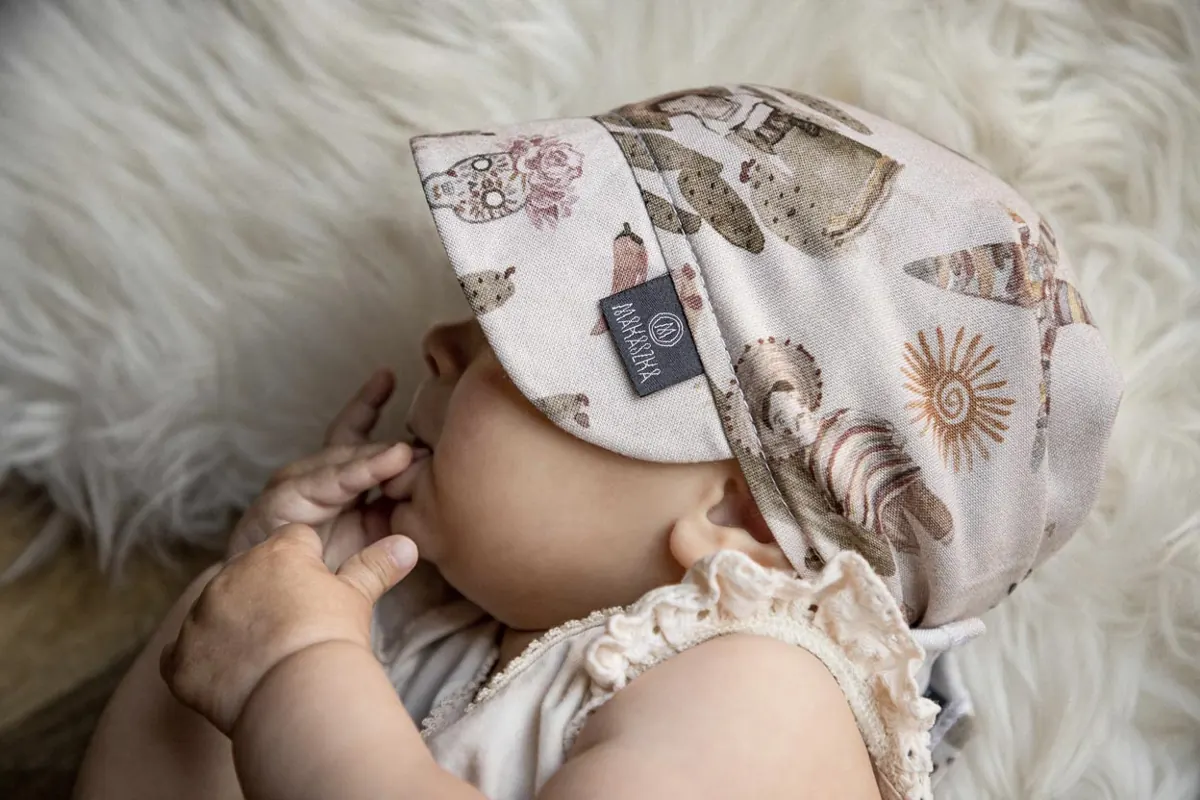 Zdjęcie produktowe z udziałem dziecka — fotografia Asia Iwaszkiewicz
