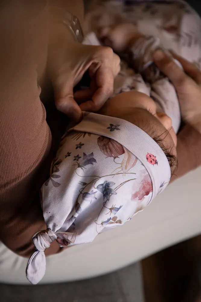 Zdjęcie produktowe z udziałem mamy i dziecka — fotografia Asia Iwaszkiewicz