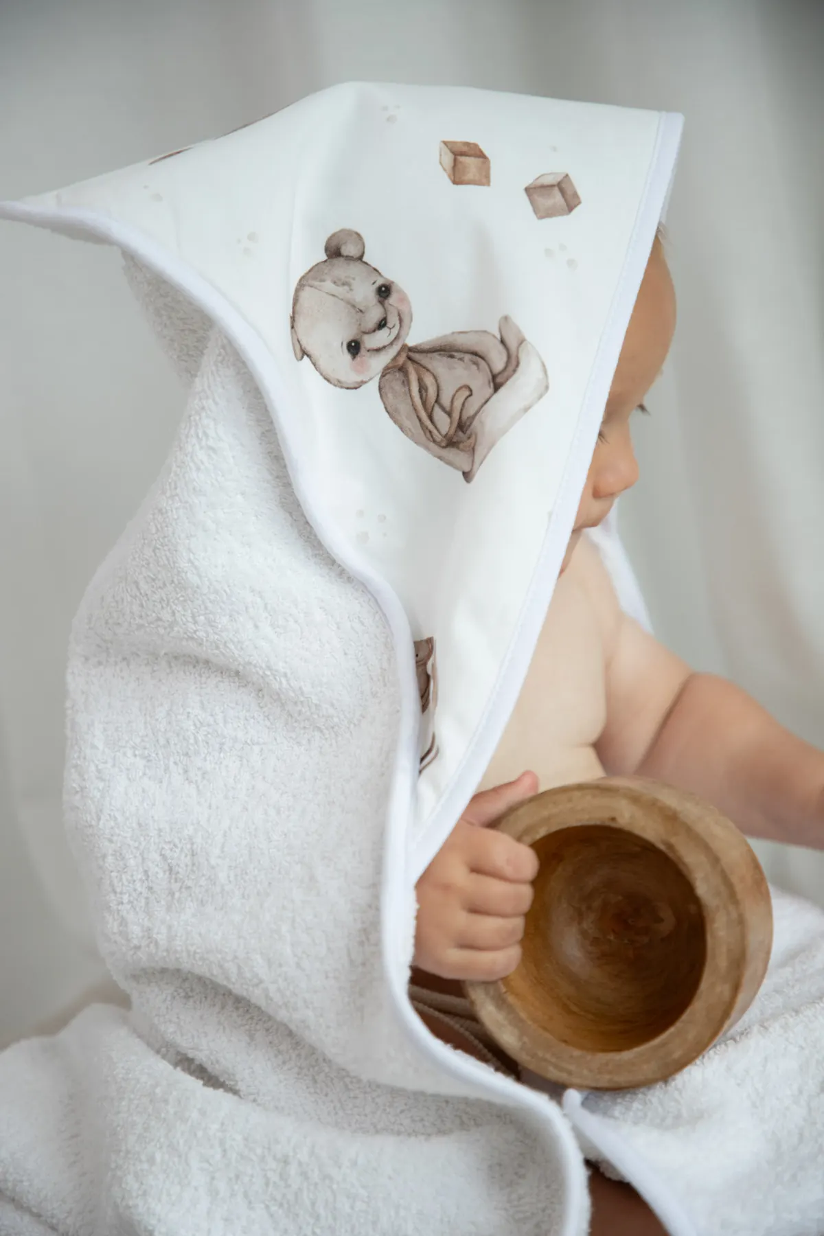 Zdjęcie produktowe z udziałem dziecka — fotografia Asia Iwaszkiewicz