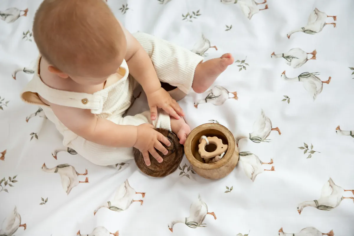 Zdjęcie produktowe z udziałem dziecka — fotografia Asia Iwaszkiewicz