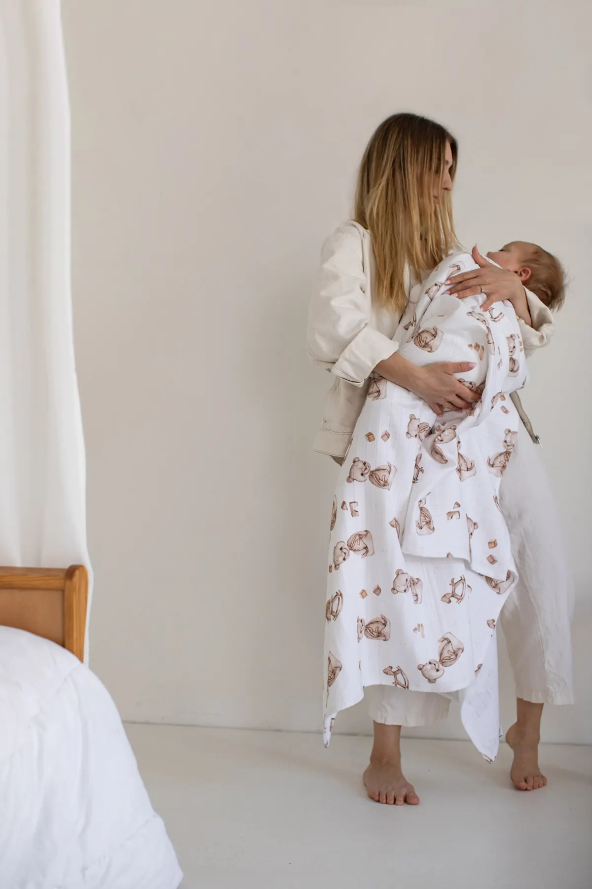 Zdjęcie produktowe z udziałem mamy i dziecka — fotografia Asia Iwaszkiewicz